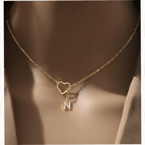 ✨ | قلادة بقلب وحرف