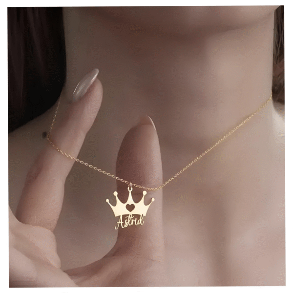 ✨ | قلادة بتاج وإسم مخصص